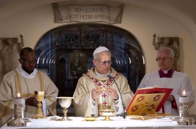 Papa.- León XIV celebra misa en las Grutas Vaticanas junto a la tumba de San Pedro y reza ante las de sus predecesores