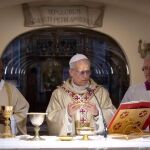 Papa.- León XIV celebra misa en las Grutas Vaticanas junto a la tumba de San Pedro y reza ante las de sus predecesores