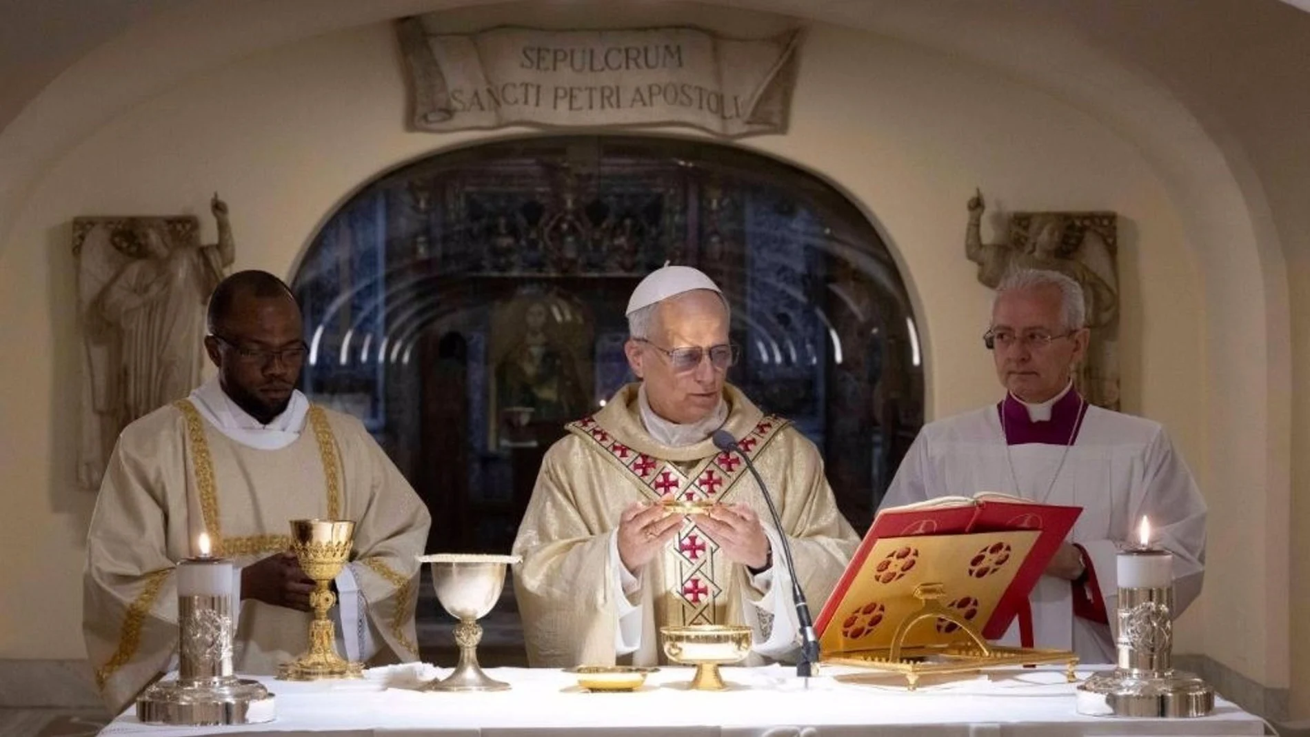 Papa.- León XIV celebra misa en las Grutas Vaticanas junto a la tumba de San Pedro y reza ante las de sus predecesores