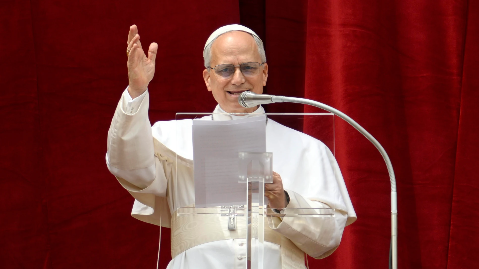 VATICAN CITY (Vatican City State (Holy See)), 11/05/2025.- A handout picture provided by the Vatican Media shows Pope Leo XIV gesturing as he leads the Regina Caeli prayer from the central loggia of Saint Peter's Basilica, in Vatican City, 11 May 2025. (Papa) EFE/EPA/VATICAN MEDIA HANDOUT HANDOUT EDITORIAL USE ONLY/NO SALES