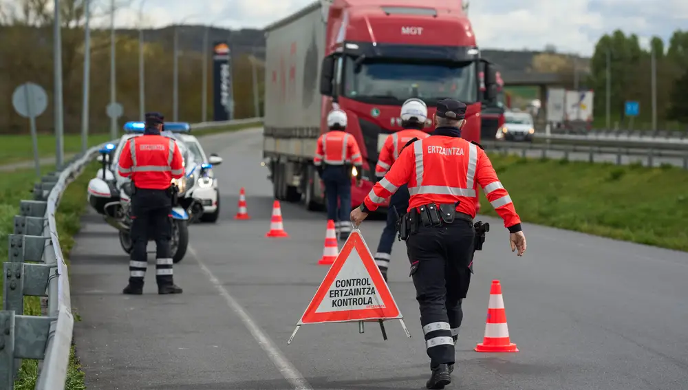 La Ertzaintza inspeccionará los camiones con marcancía peligrosa y reforzará el control de camiones las próximas semanas