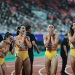 El equipo español celebra el oro en el 4x400 en los Mundiales de relevos