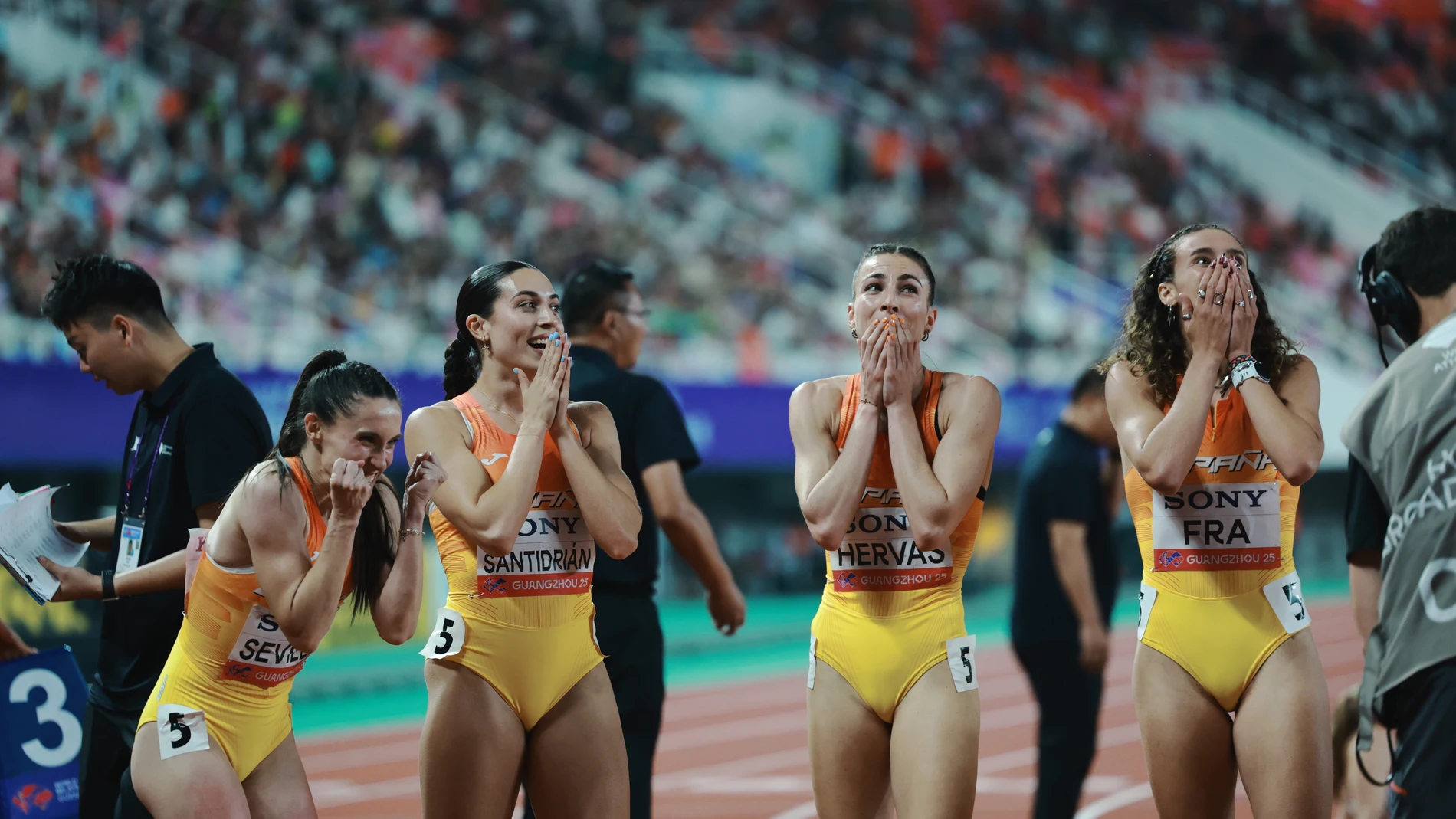 El equipo español celebra el oro en el 4x400 en los Mundiales de relevos