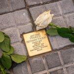 Imagen del Stolpersteine instalado en Sant Feliu de Guíxols