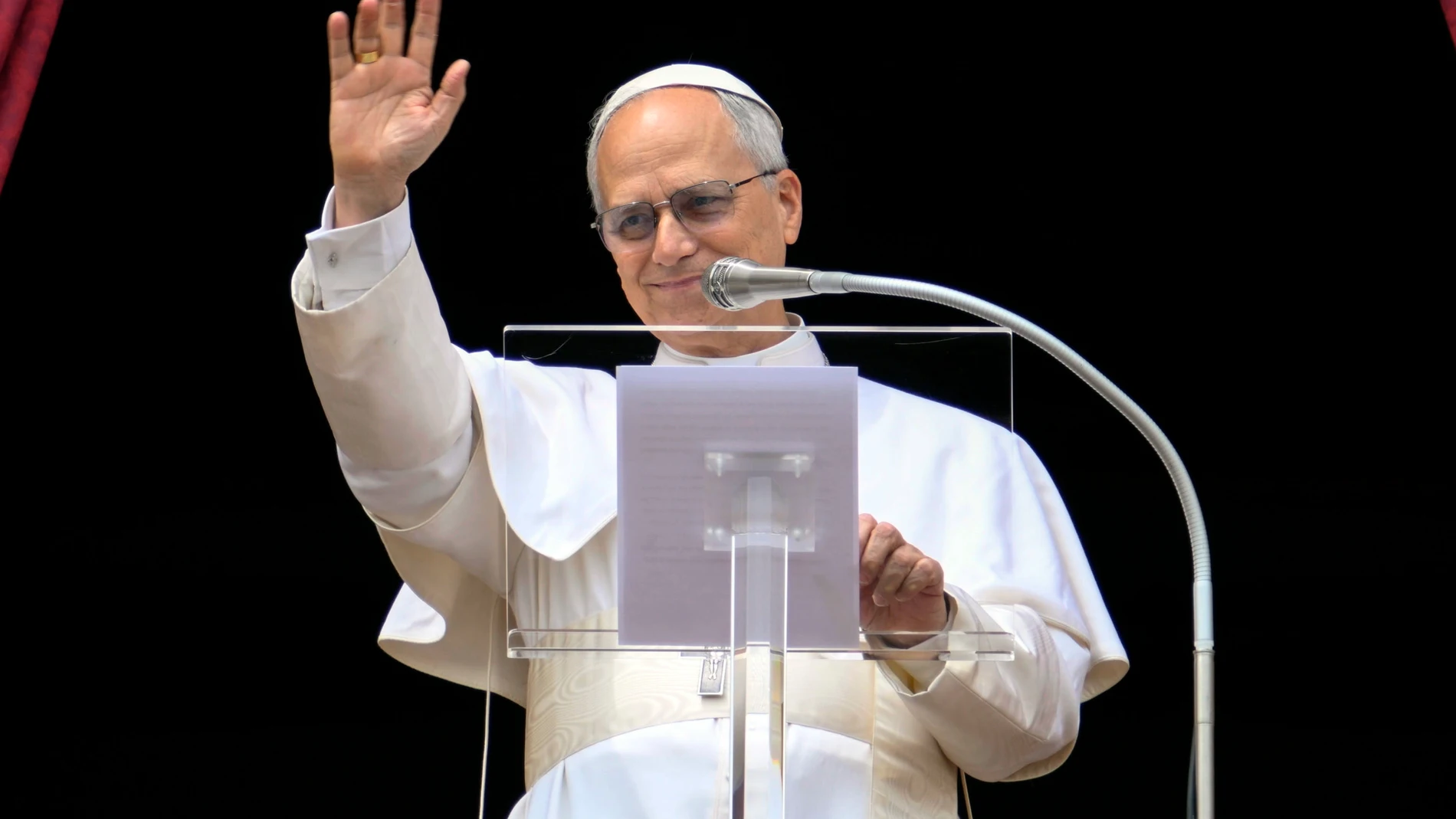 VATICAN CITY (Vatican City State (Holy See)), 11/05/2025.- A handout picture provided by the Vatican Media shows Pope Leo XIV waving to the faithful as he leads the Regina Caeli prayer from the central loggia of Saint Peter's Basilica, in Vatican City, 11 May 2025. (Papa) EFE/EPA/VATICAN MEDIA HANDOUT HANDOUT EDITORIAL USE ONLY/NO SALES