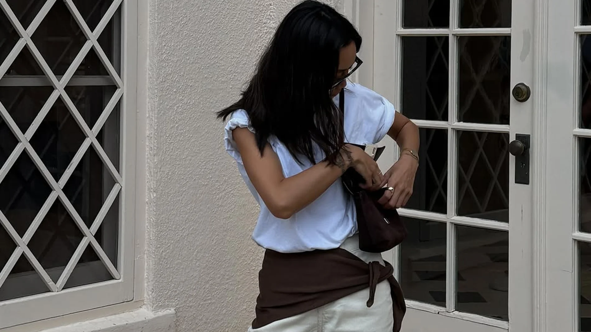 Influencer con el truco de estilo que eleva un look de vaqueros y camiseta.