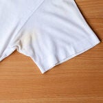 Cómo quitar el color amarillento de la ropa blanca usando sal: el truco paso a paso