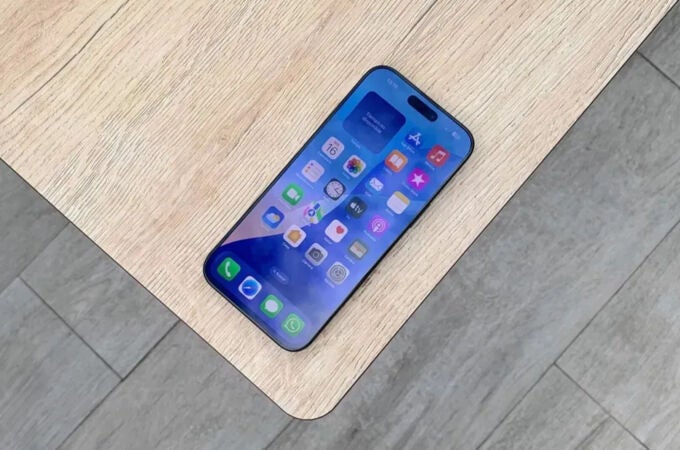 Con su pantalla OLED de 6,9” y ProMotion, todo se ve más fluido, más real, más espectacular