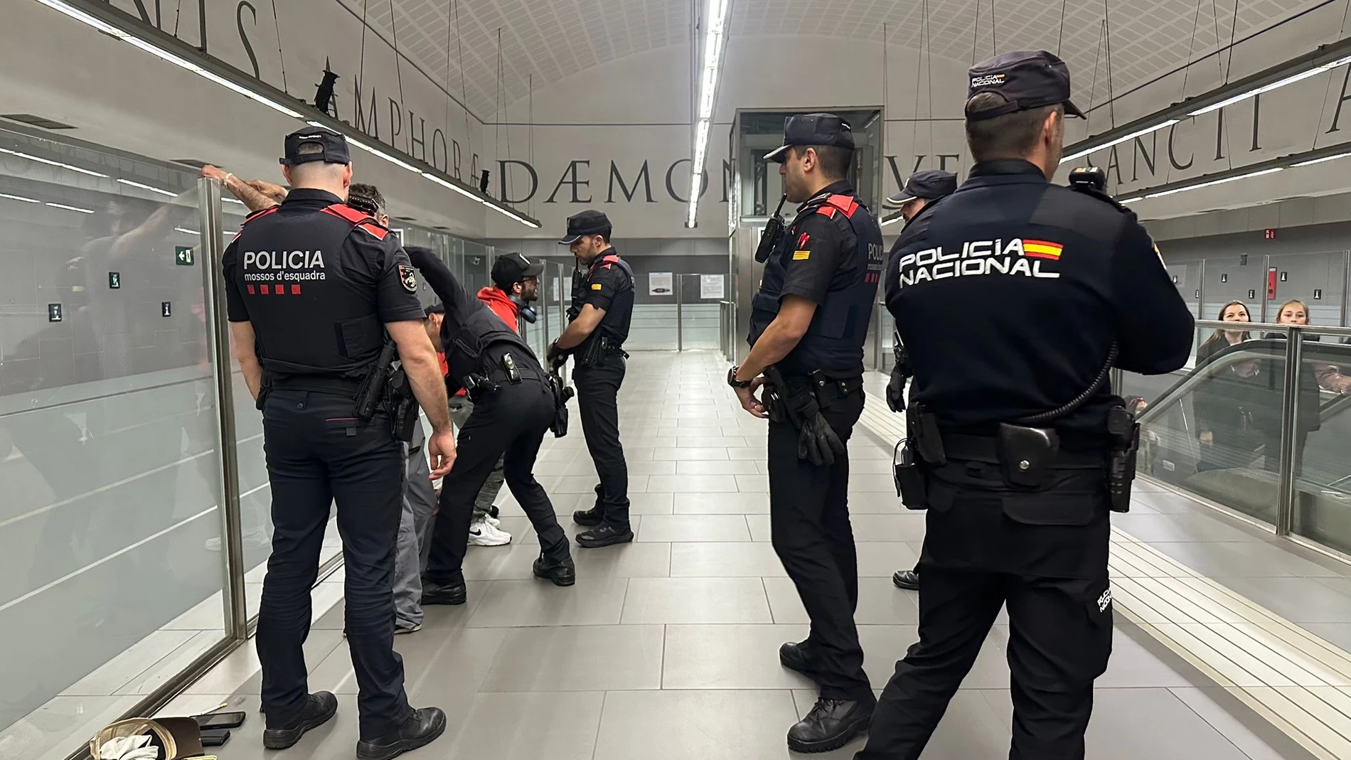 Imágenes de agentes durante el operativo policial
