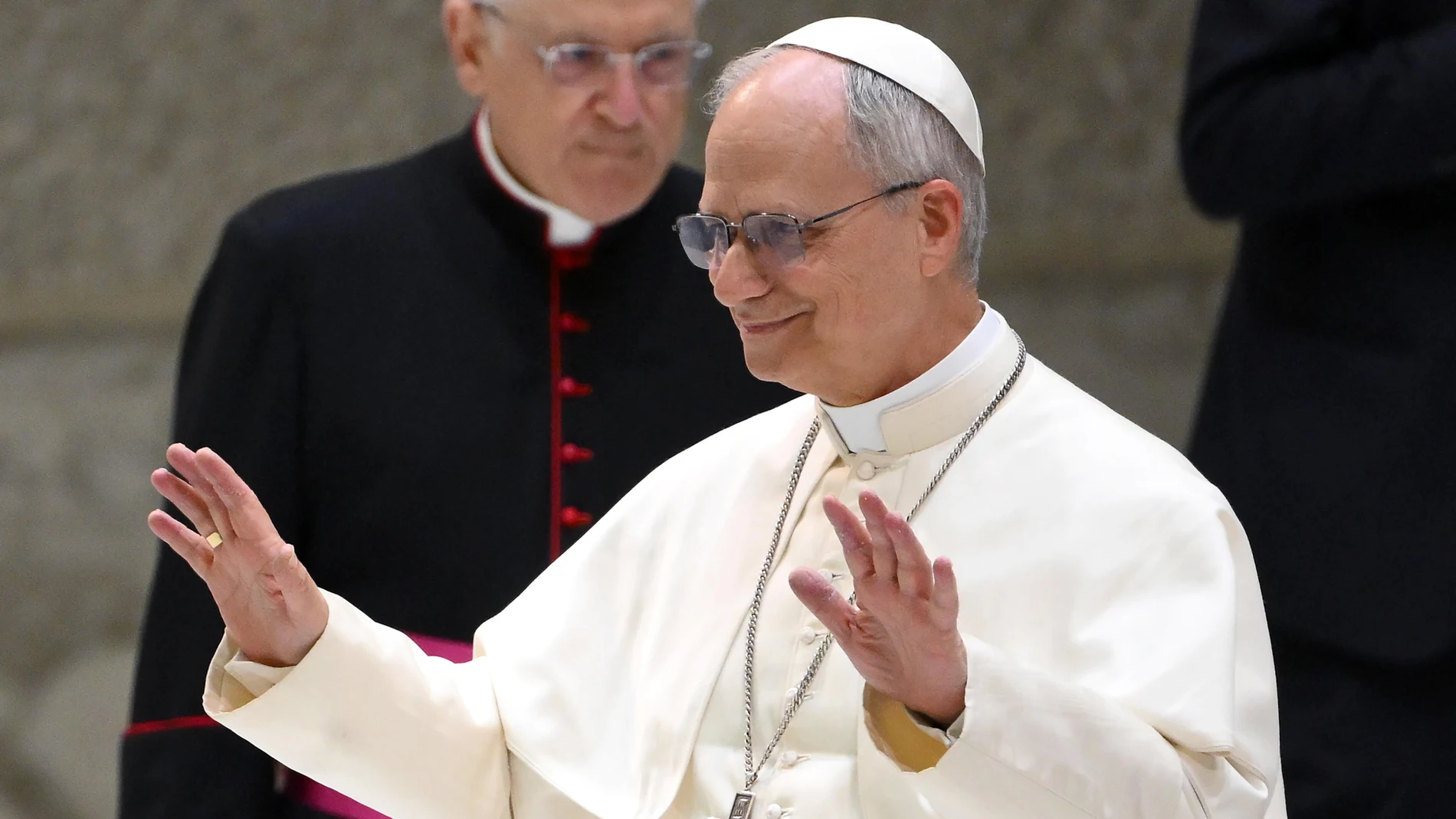 FOTODELDÍA CIUDAD DEL VATICANO (Santa Sede), 12/05/2025.- El Papa León XIV llega a una audiencia con miembros de los medios de comunicación en el Aula Pablo VI de la Ciudad del Vaticano, este lunes.-EFE/ Ettore Ferrari