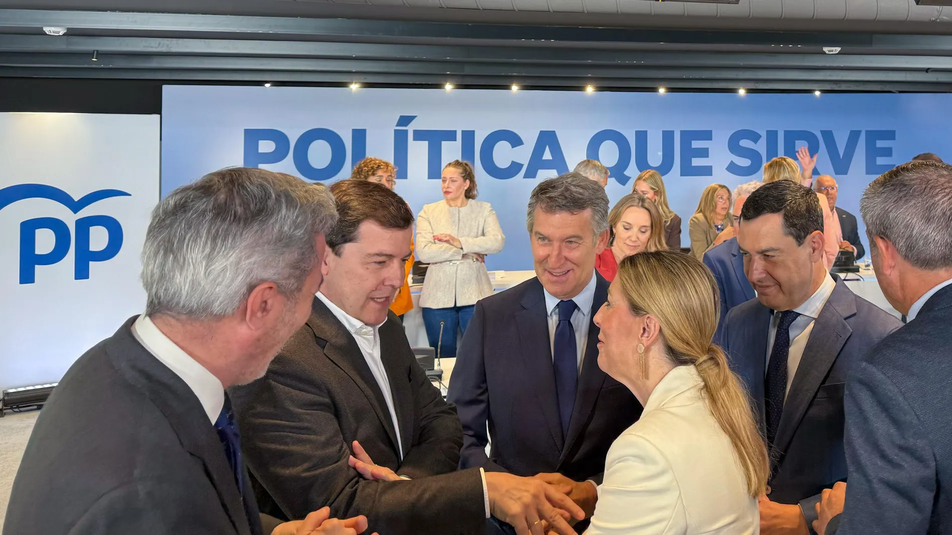 Mañueco conversa con Feijóo, Moreno, Rueda y Guardiola antes del Comité Ejecutivo Nacional del PP
