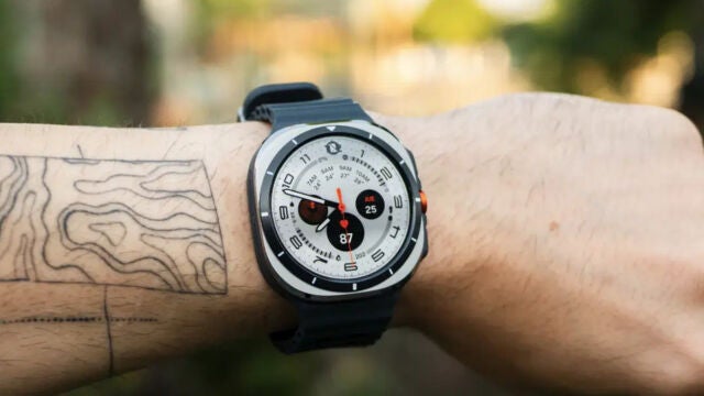 El Samsung Galaxy Watch Ultra, en su acabado gris y negro, con una de sus esferas exclusivas