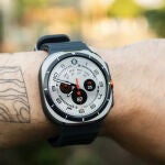 El Samsung Galaxy Watch Ultra, en su acabado gris y negro, con una de sus esferas exclusivas