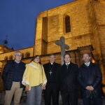 El obispo de Ciudad Rodrigo y Salamanca, José Luis Retana, la alcaldesa de Villavieja de Yeltes, María Adoración Ginés, y el presidente de la Fundación Iberdrola España, Jaime Alfonsín, inauguran la renovación de la iluminación ornamental interior y exterior de la parroquia San Pedro ad Vincula.