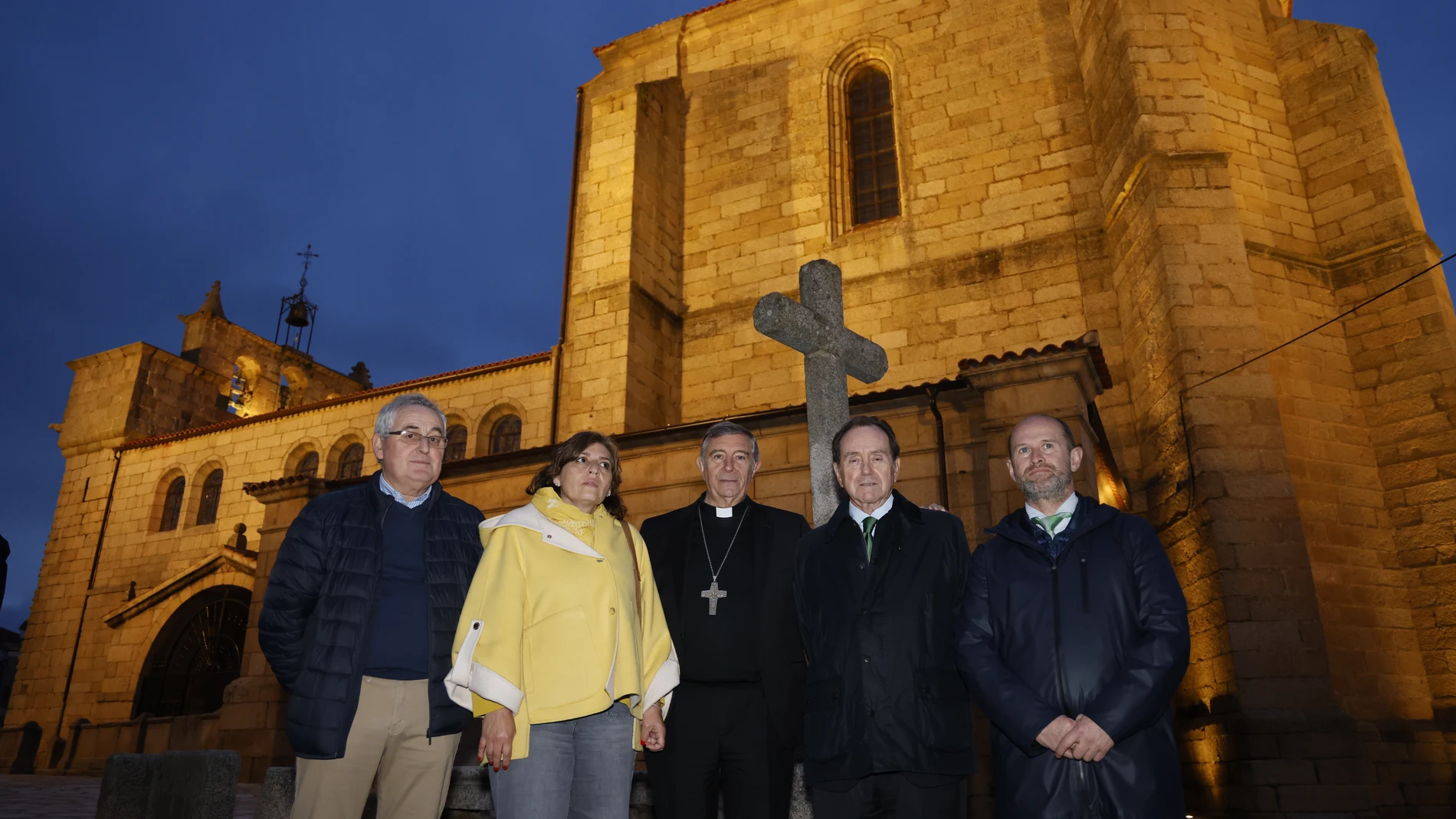 El obispo de Ciudad Rodrigo y Salamanca, José Luis Retana, la alcaldesa de Villavieja de Yeltes, María Adoración Ginés, y el presidente de la Fundación Iberdrola España, Jaime Alfonsín, inauguran la renovación de la iluminación ornamental interior y exterior de la parroquia San Pedro ad Vincula.