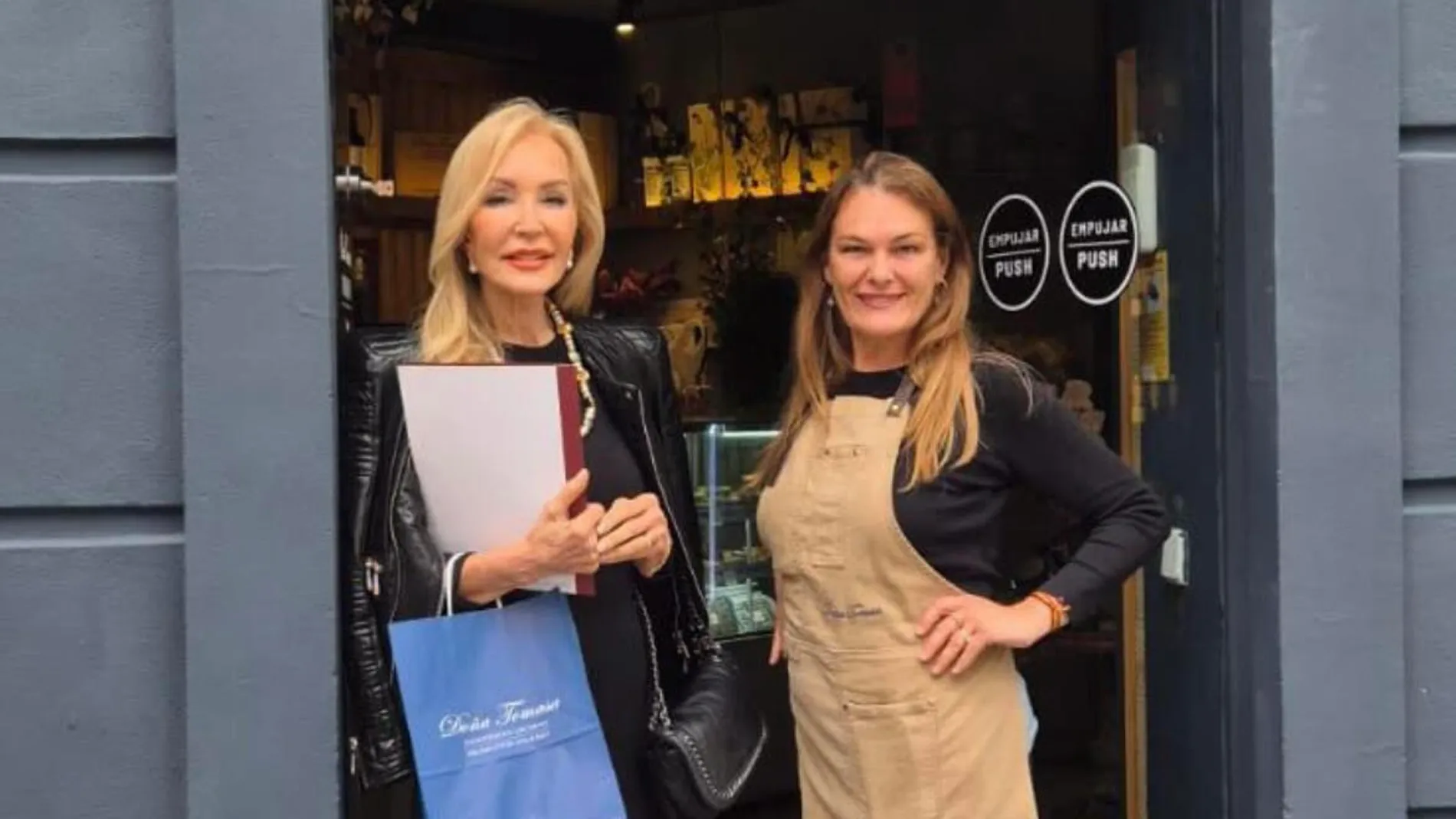El look de Carmen Lomana con biker de piel.