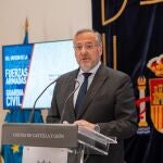El presidente de las Cortes, Carlos Pollán, atiende a la prendsa tras presentar el concierto del Orfeón de la Real Hermandad de Veteranos de las Fuerzas Armadas y la Guardia Civil