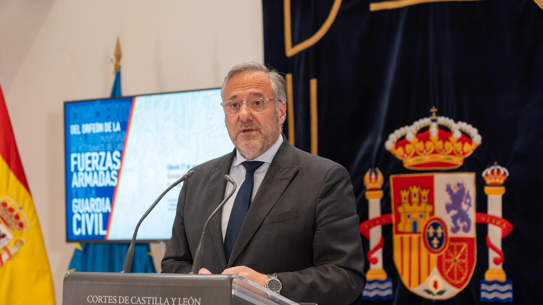 El presidente de las Cortes, Carlos Pollán, atiende a la prendsa tras presentar el concierto del Orfeón de la Real Hermandad de Veteranos de las Fuerzas Armadas y la Guardia Civil