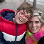 Mateo junto a su madre, Lluïsa