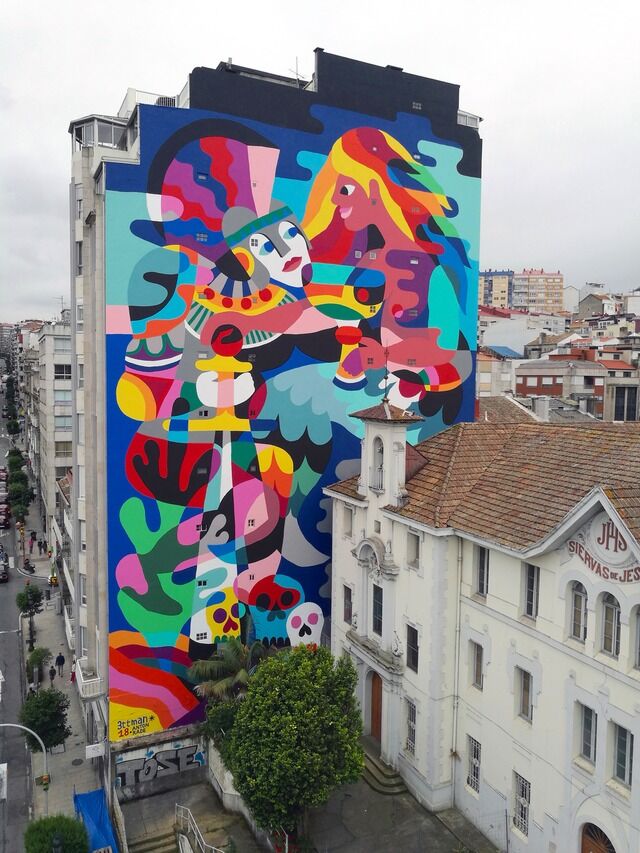 Fachada de un edificio con uno de los murales más famosos de Vigo