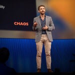 Tristan Harris durante su exposición ante el público asistente a la charla TED de Vancouver
