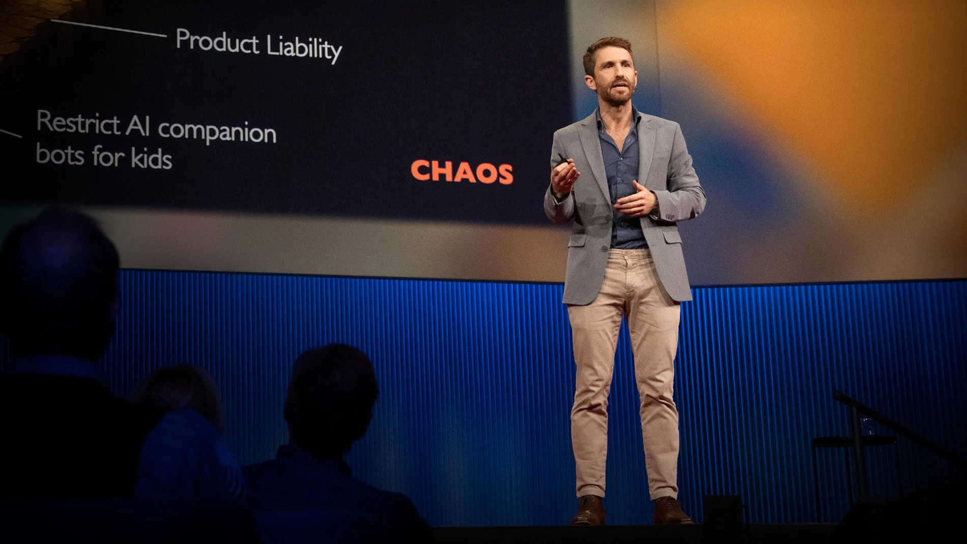 Tristan Harris durante su exposición ante el público asistente a la charla TED de Vancouver