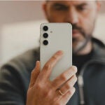 La parte trasera del Samsung Galaxy S24 FE en su acabado verde menta