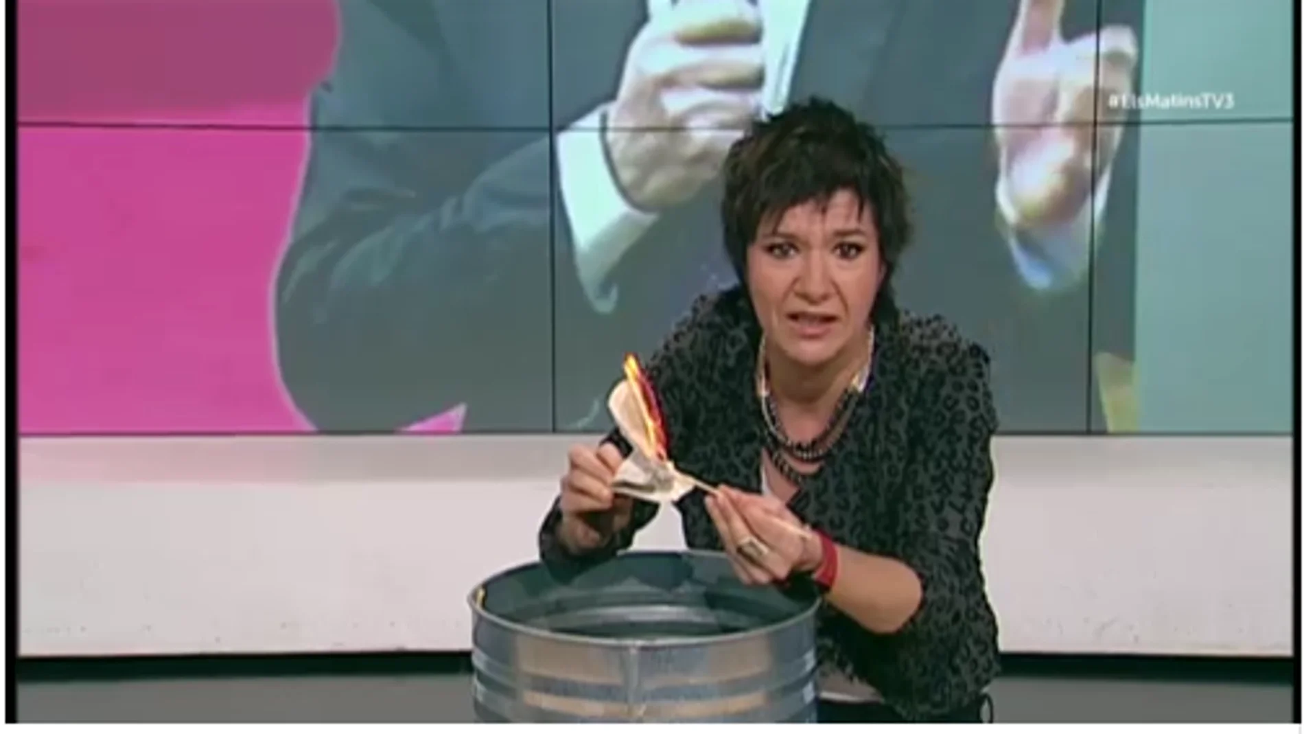 La periodista Empar Moliner, en el momento de la quema de la Carta Magna
