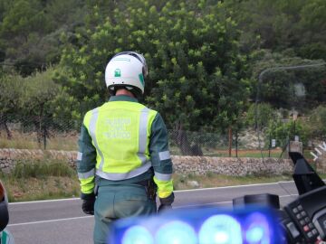 Un agente de la Guardia Civil de Tráfico en Baleares, de espaldas.
