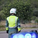 Un agente de la Guardia Civil de Tráfico en Baleares, de espaldas.