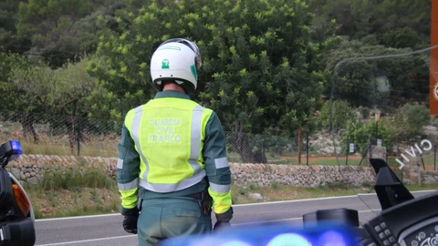 Un agente de la Guardia Civil de Tráfico en Baleares, de espaldas.