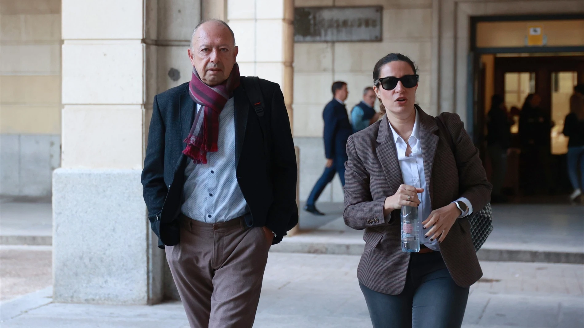 El ex director general de Trabajo y Seguridad Social de la Junta de Andalucía Daniel Alberto Rivera, con su abogada