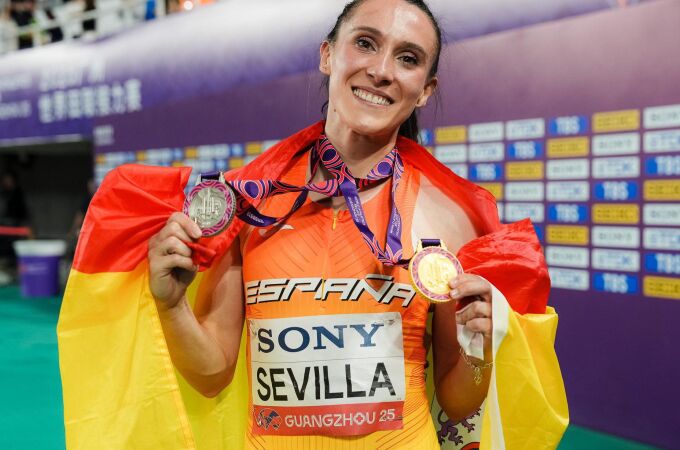 La castellanomanchega Paula Sevilla tras obtener la medalla de oro en el relevo 4x400 metros y de plata en el 4x100 en el Campeonato Mundial de Carreras de Relevos disputado en China.
