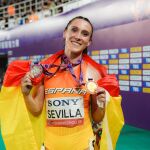 La castellanomanchega Paula Sevilla tras obtener la medalla de oro en el relevo 4x400 metros y de plata en el 4x100 en el Campeonato Mundial de Carreras de Relevos disputado en China.