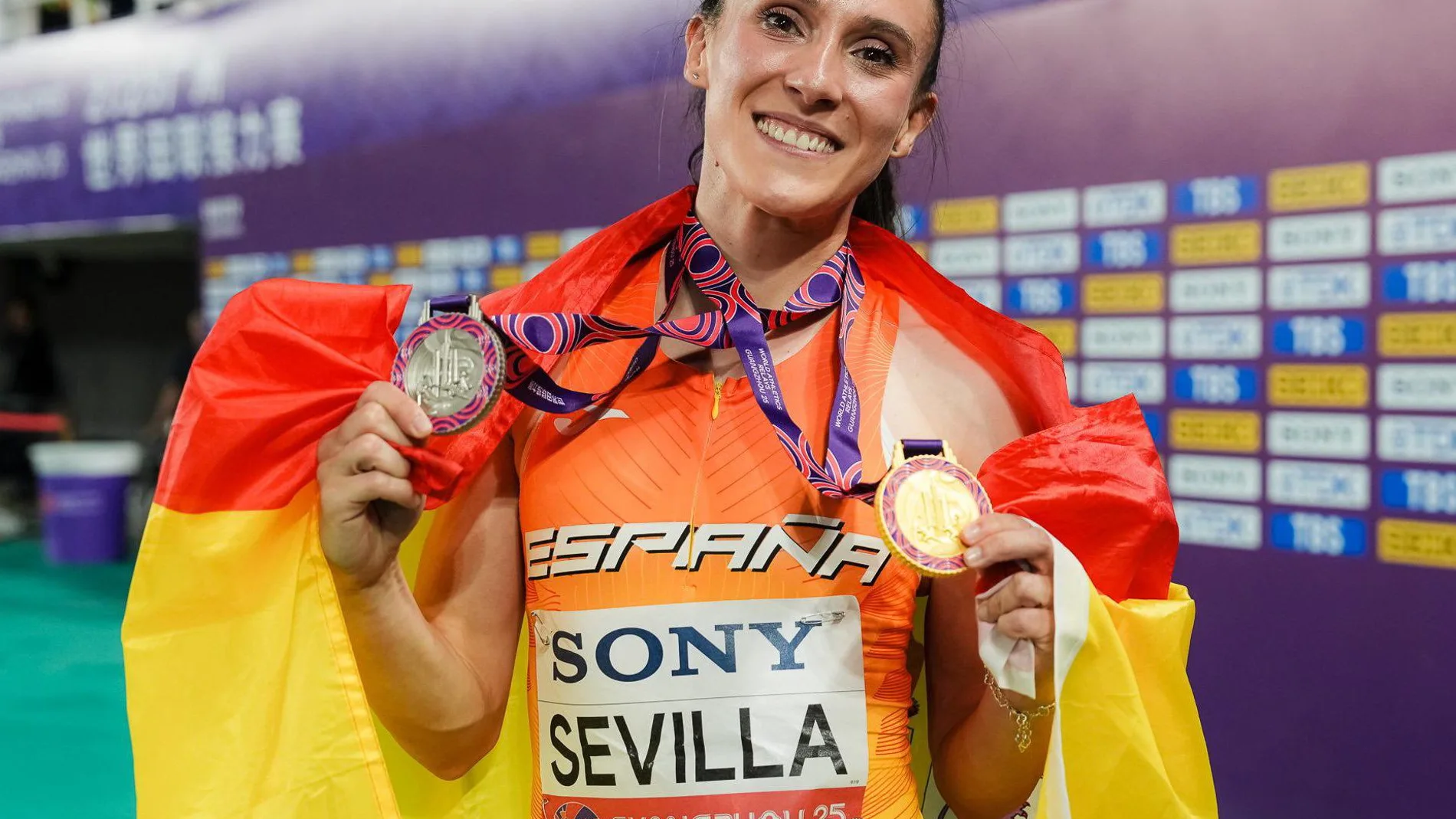 La castellanomanchega Paula Sevilla tras obtener la medalla de oro en el relevo 4x400 metros y de plata en el 4x100 en el Campeonato Mundial de Carreras de Relevos disputado en China.