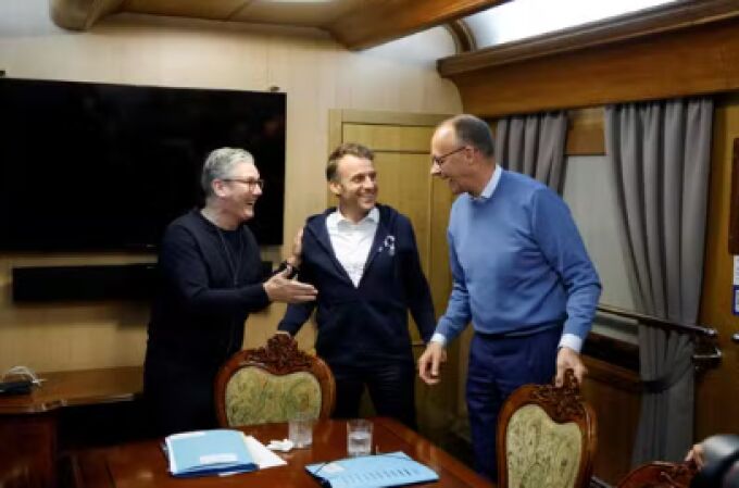 Starmer, Macron y Merz en el tren que les llevó de Varsovia a Kiev