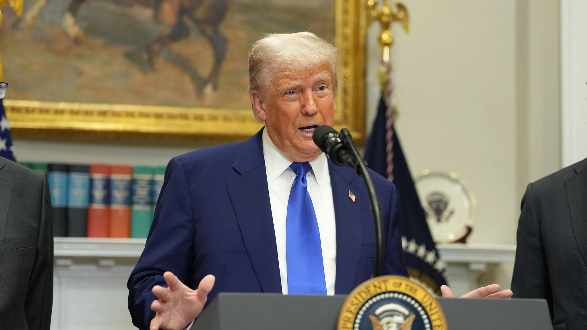 Washington (United States of America), 12/05/2025.- United States President Donald J. Trump (C) speaks during a press conference in the Roosevelt Room of the White House in Washington, DC, USA, 12 May 2025. Trump addresses the high cost of prescription drugs before signing an executive order he claims will lower those costs almost immediately, and also makes remarks on the India-Pakistan cease-fire, the new US-China trade deal, and the return of Eden Alexander from Hamas captivity. (Estados U...