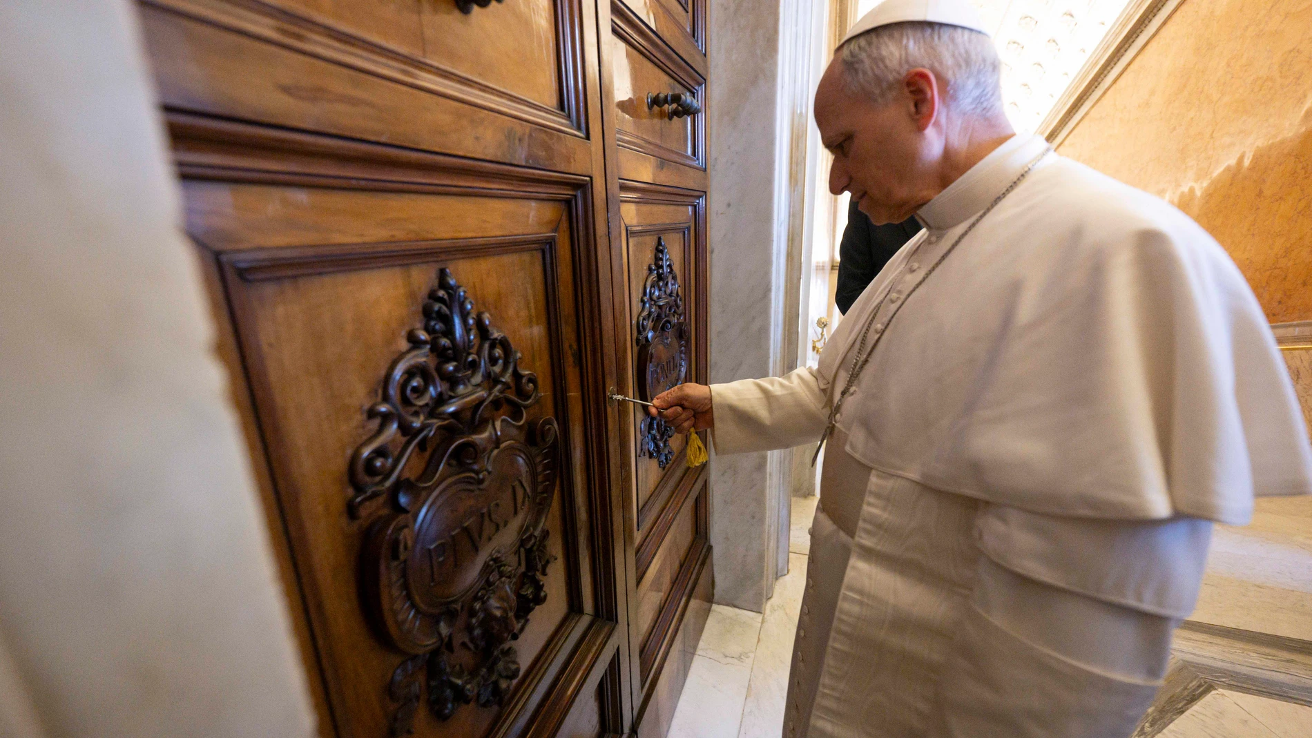 VATICANO, 12/05/2025.- El papa León XIV visitó este lunes los apartamentos pontificios tras la ruptura de los sellos. Según la normativa vaticana los apartamentos deben ser reabiertos por el nuevo papa quien, asimismo, recibirá un anillo que, junto al palio, -símbolos del poder pontificio- le serán entregados en la misa de inicio de pontificado, que tendrá lugar el 18 de mayo. EFE/Vaticano Dicasterio Per La Comunicazione/Francesco Sforza *****SOLO USO EDITORIAL/SOLO DISPONIBLE PARA ILUSTRAR ...