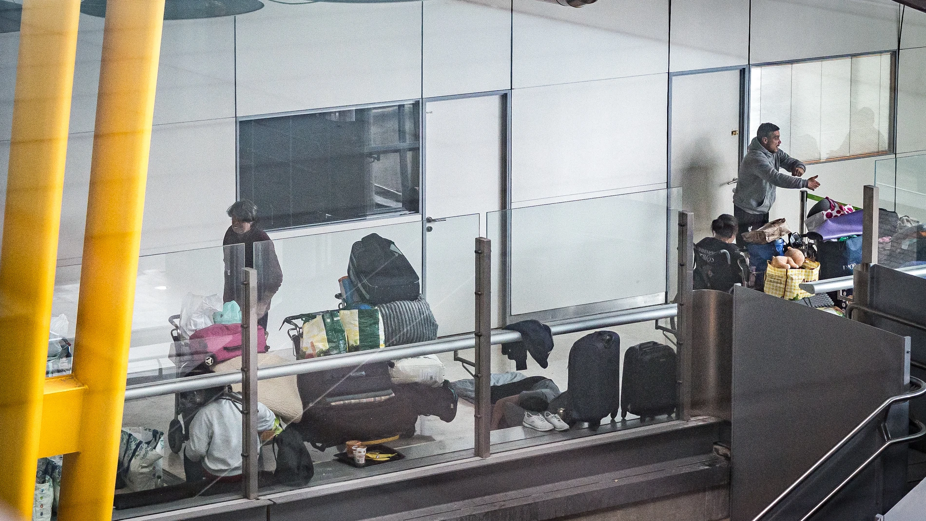 Varias personas se preparan para pernoctar en la T4 del Aeropuerto Adolfo Suárez-Madrid Barajas, a 12 de mayo de 2025, en Madrid (España). Varios centenares de personas sin hogar viven y pernoctan en las instalaciones del Aeropuerto Adolfo Suárez-Madrid Barajas. Las denuncias de inseguridad e insalubridad están provocando un cruce de enfrentamientos entre el Ayuntamiento de la capital y el Gobierno regional contra el Ejecutivo, a través de Aena. El sindicato Alternativa Sindical Aena/Enaire (...
