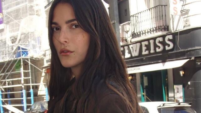 Influencer con buena piel.
