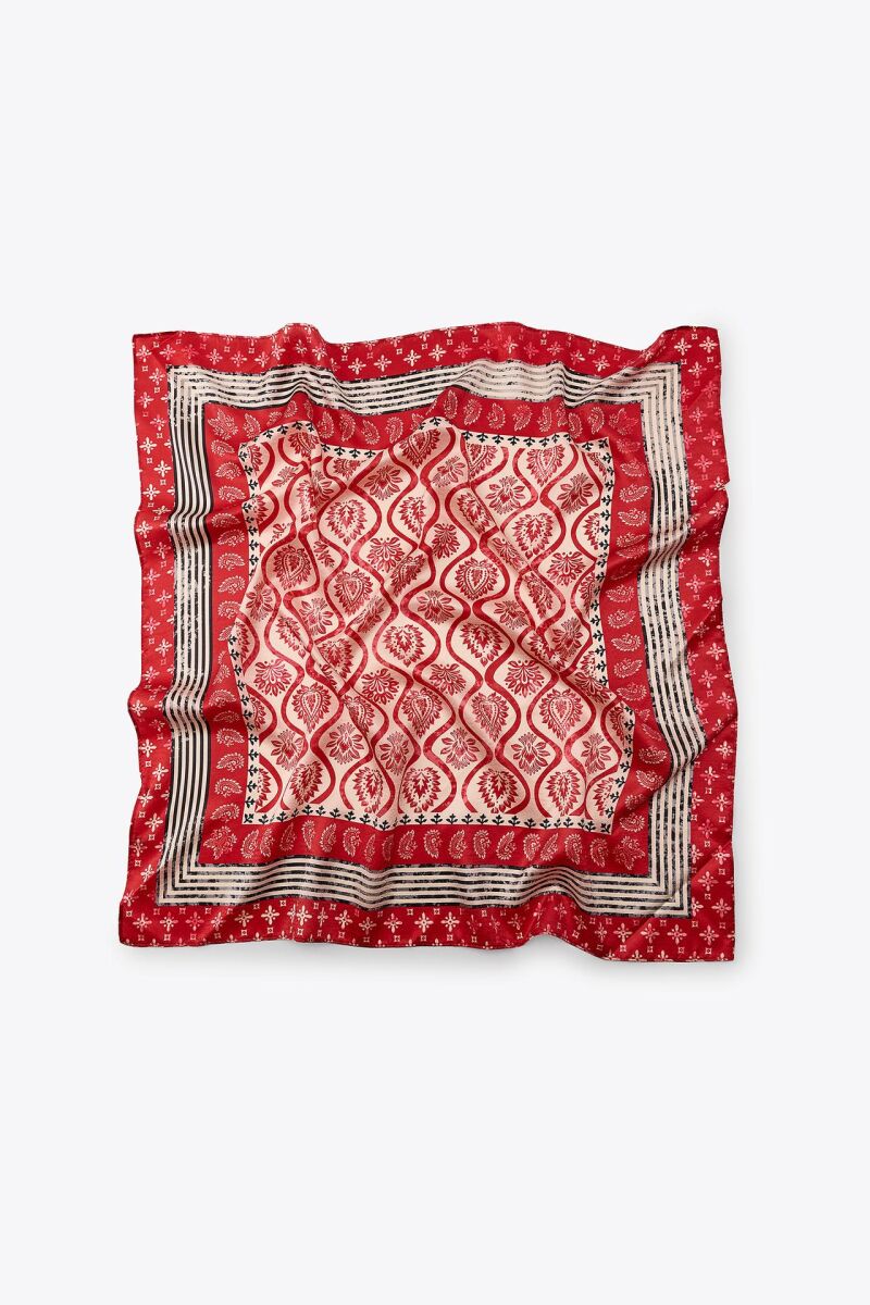 Pañuelo satinado estampado.