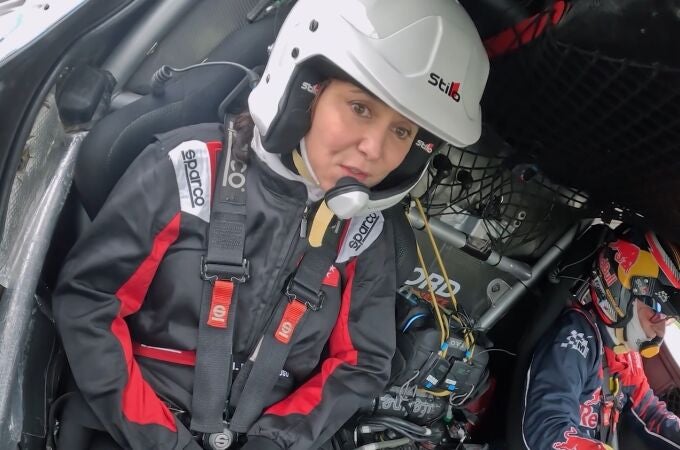 Ayuso se sube al coche de Carlos Sainz para dar la primera vuelta al próximo circuito de Fórmula 1 en Ifema