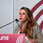 La coordinadora de los Comuns, Candela López, en una rueda de prensa desde la sede del partido