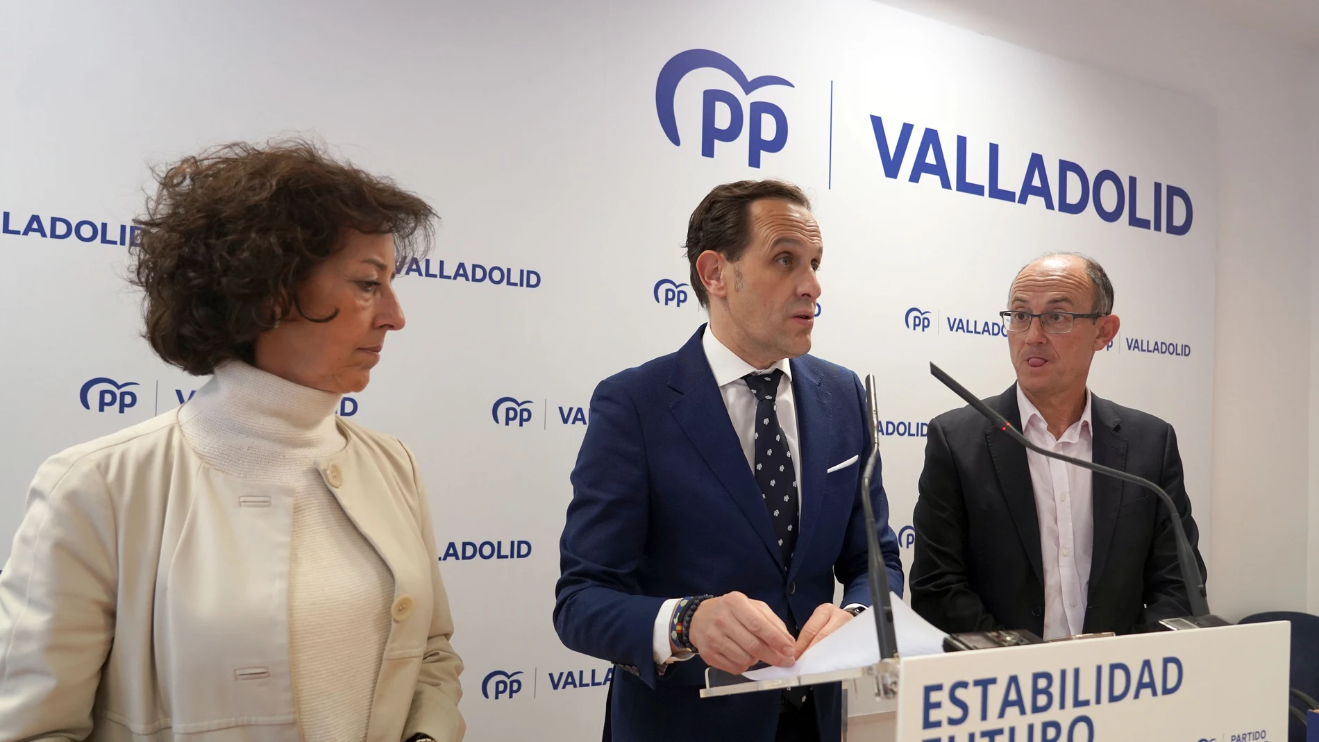 Conrado Íscar junto a Jorge Martínez Antolín y Mercedes Cantalapiedra