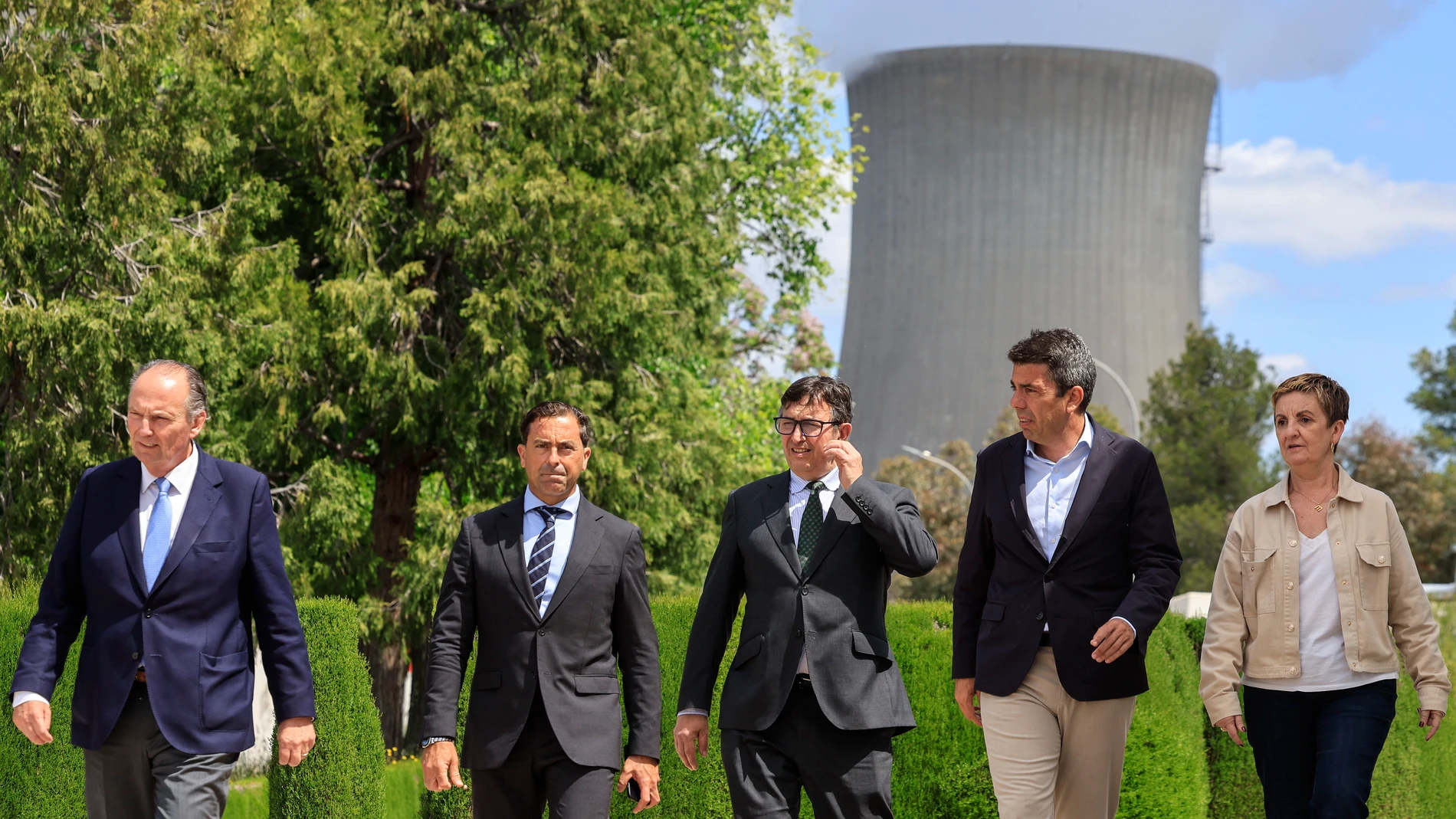 GRAFCVA7431. COFRENTES (VALENCIA), 12/05/2025.- El president de la Generalitat, Carlos Mazón (2º dcha), visita la central nuclear de Cofrentes junto al consejero delegado de Iberdrola Energía Sostenible, Julio Castro, el presidente del Consejo de Cámaras de la Comunitat Valenciana, José Vicente Morata, el vicepresidente de CEV, Vicente Lafuente, y el secretario general de AVE, Diego Lorente. En la imagen Mazón junto a la consellera de Industria, Marián Cano, Lafuente (centro), y Morata (izqda...