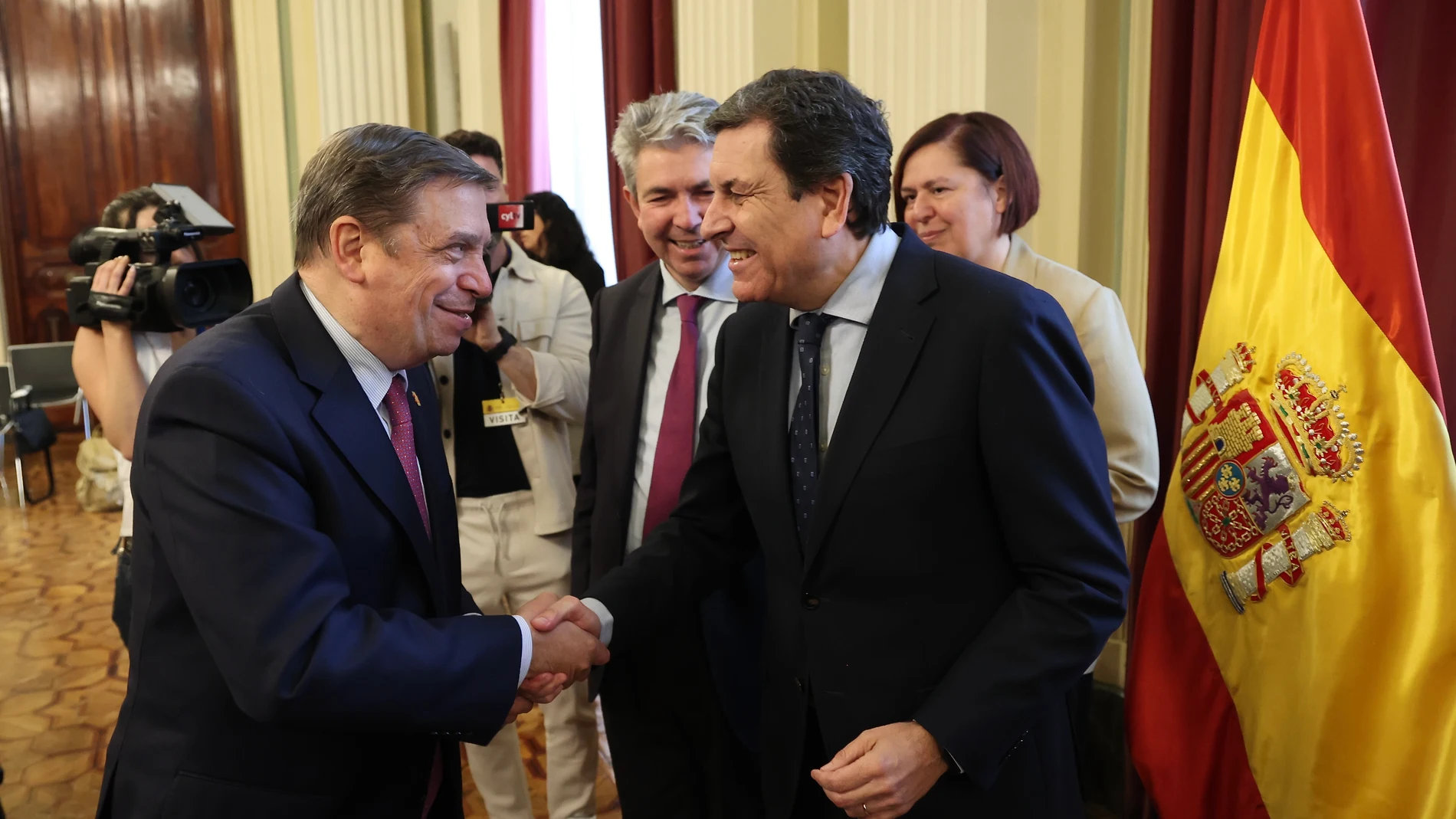 El consejero de Economía y Hacienda y portavoz de la Junta, Carlos Fernández Carriedo, saluda al ministro de Agricultura, Pesca y Alimentación, Luis Planas, en la Conferencia Sectorial de Agricultura y Desarrollo Rural y en el Consejo Consultivo de Política Agrícola para Asuntos Comunitarios.