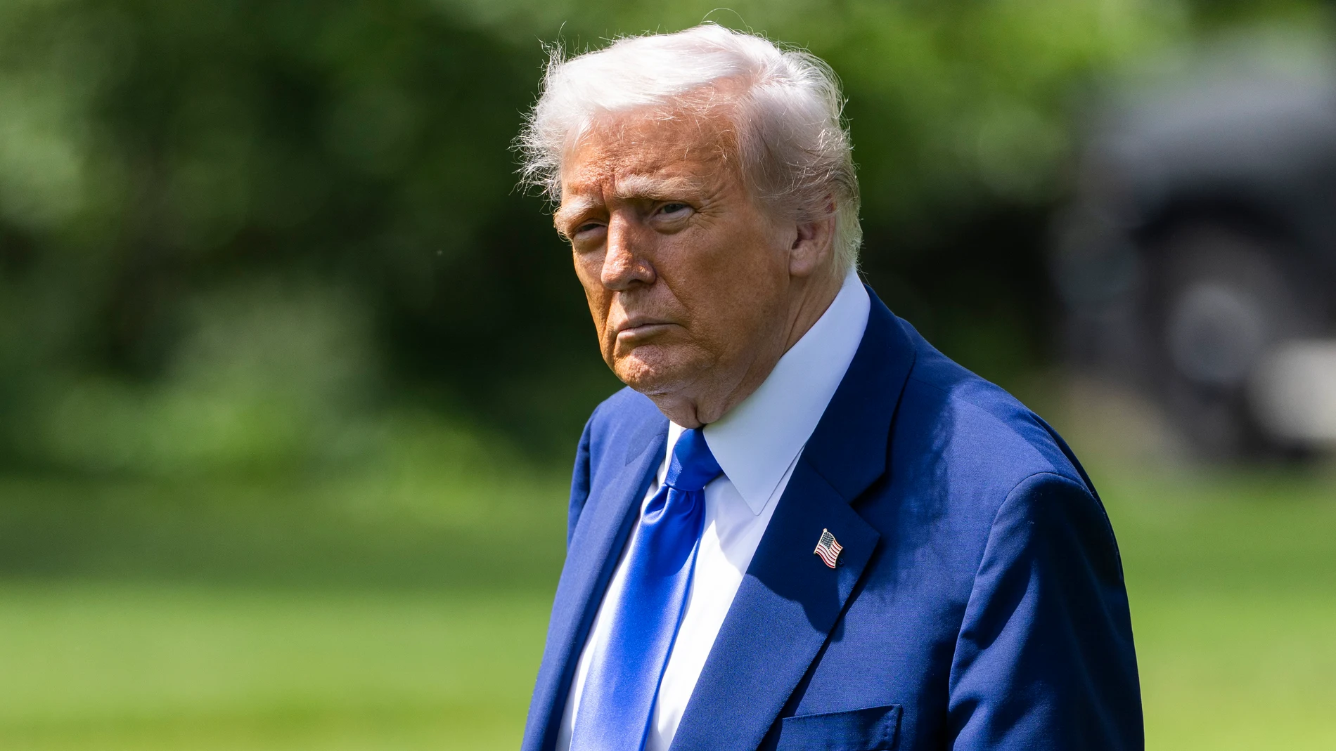 WASHINGTON (United States), 12/05/2025.- US President Donald Trump departs the White House for the Middle East in Washington, DC, USA, 12 May 2025. In the first extended international trip of his second term in office, Trump is scheduled to visit Saudi Arabia, Qatar, and the United Arab Emirates. (Arabia Saudita, Emiratos Árabes Unidos, Catar) EFE/EPA/JIM LO SCALZO