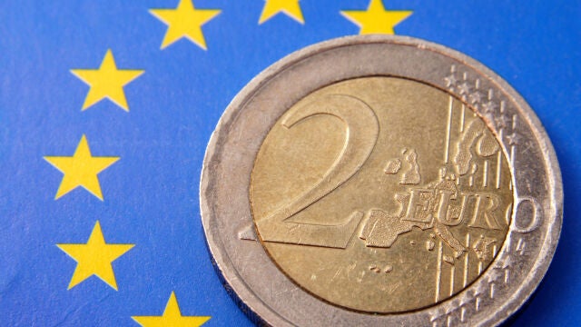 El euro es la moneda oficial de la mayor parte de los países de la Unión Europea, así como de algunas naciones fuera de la mayor entidad de Europa
