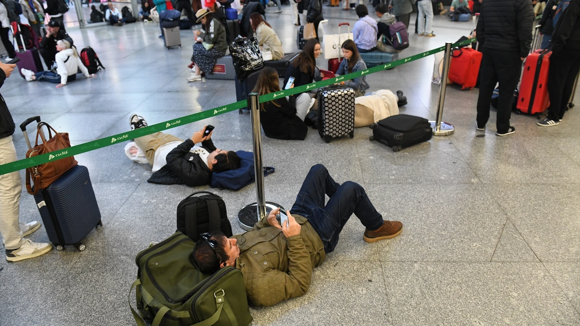 Varias personas esperan en la estación de Atocha-Almudena Grandes