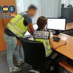 Agentes de la Policía Nacional investigando la trama que acordaba parejas de hecho ficticias entre españoles y extranejeros